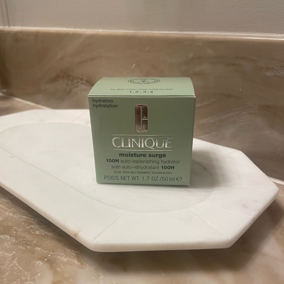 Clinique Moisture Surge ~ 1.7 oz - Picture 2 of 3